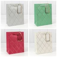 Пакет подарочный с тиснением &quot;Ромбы&quot; (микс) 18*23*10 210г 1/20 1/360 Арт: 300710E - Пакет подарочный с тиснением "Ромбы" (микс) 18*23*10 210г 1/20 1/360 Арт: 300710E